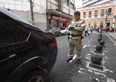 Estabelecimentos são notificados durante ação do Viva Centro